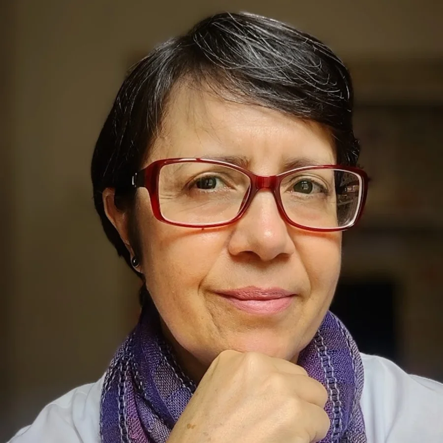 Sandra Silva, terapeuta integrativa, sorrindo